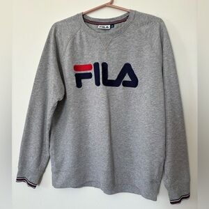 🔥 Fila Gray Crew Neck Sweatshirt with Classic Logo – Size Medium🔥